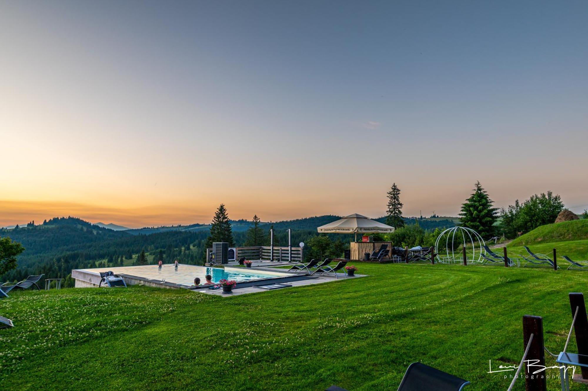 Tihuta Retreat Hotel Piatra Fantanele Exterior photo